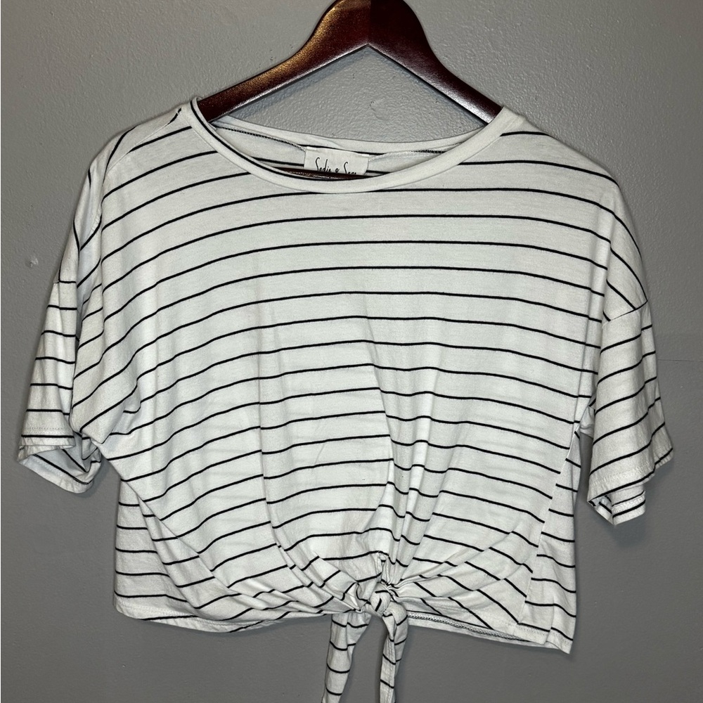 Sadie & Sage Striped Tie Front Crop Top Small White Black Short Sleeve EUC - Picture 2 of 7